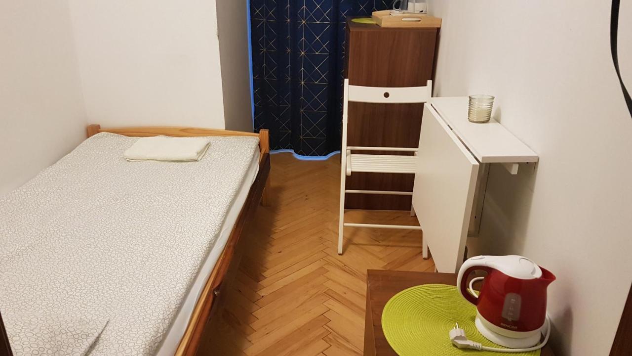 Niebieski Meander Pokoje Blisko Metra Варшава Екстериор снимка